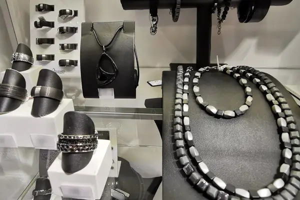Schwarzer Schmuck aus Leder und Metall, darunter Ringe, Halsketten und Armbänder in verschiedenen Designs