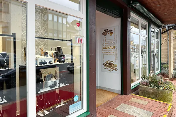 Schaufenster und Eingang mit Auslage von Schmuckstücken und Plakat zu Goldankauf